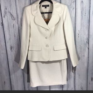 Kasper skirt suit in Champagne